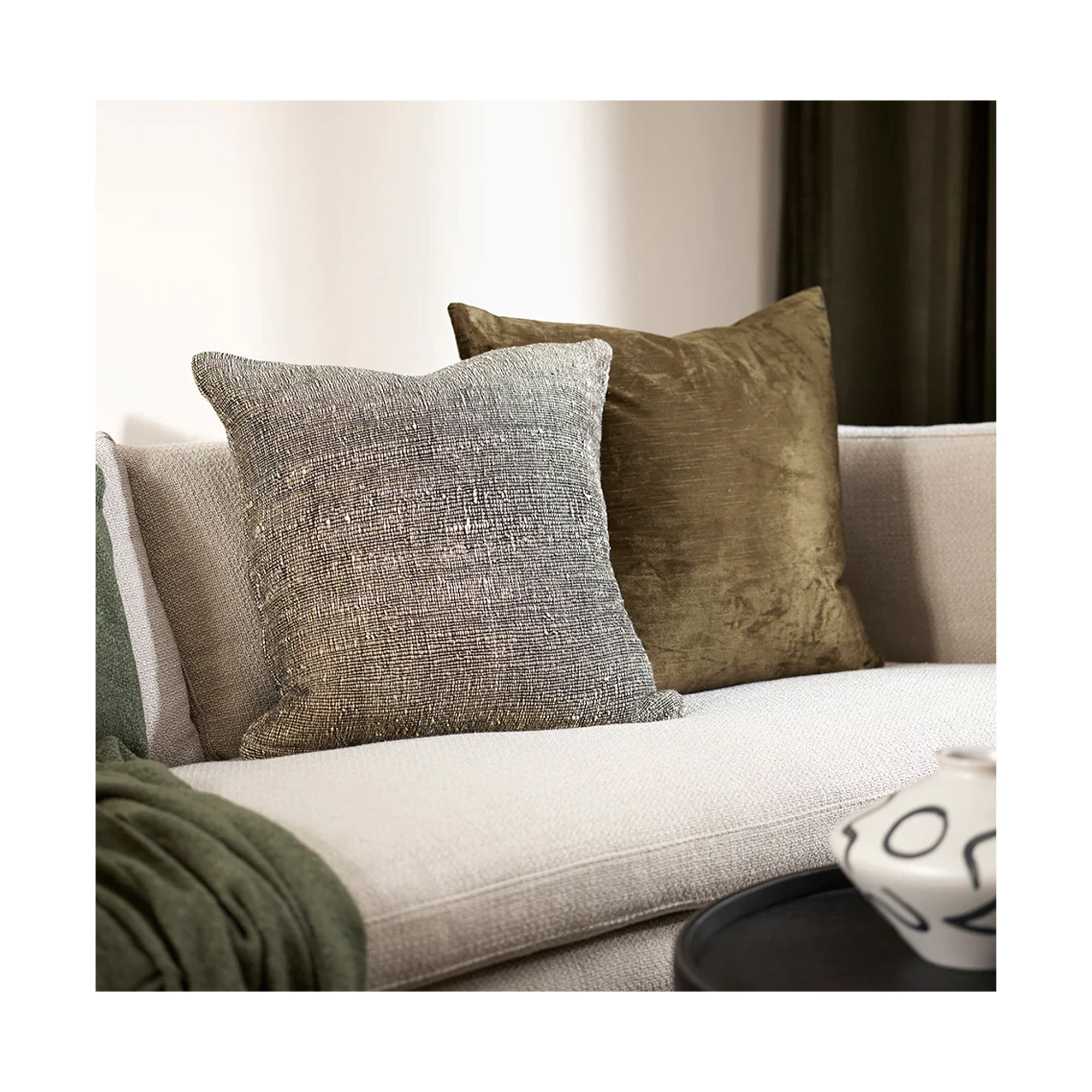 Cushion Magnus with Feather - Black & natural